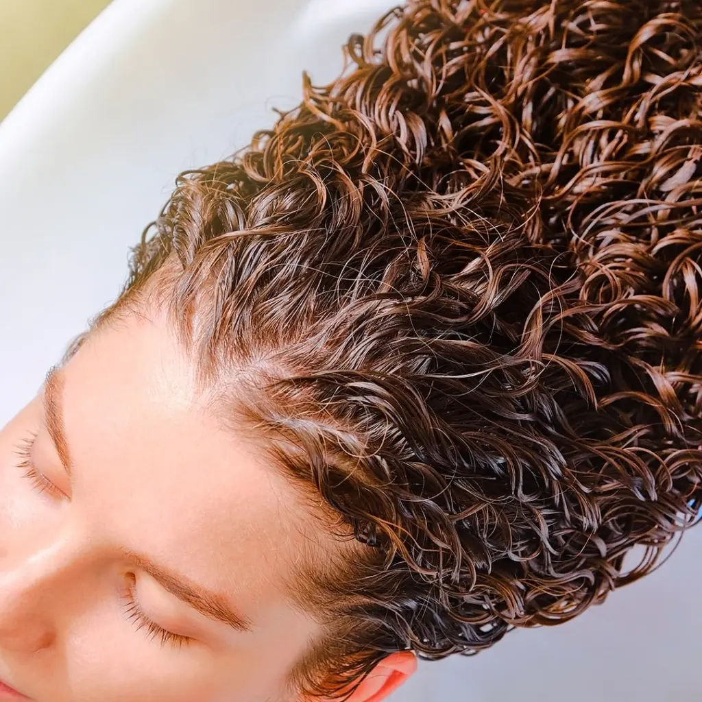 Химическая завивка волос — все плюсы и минусы, виды и правила ухода