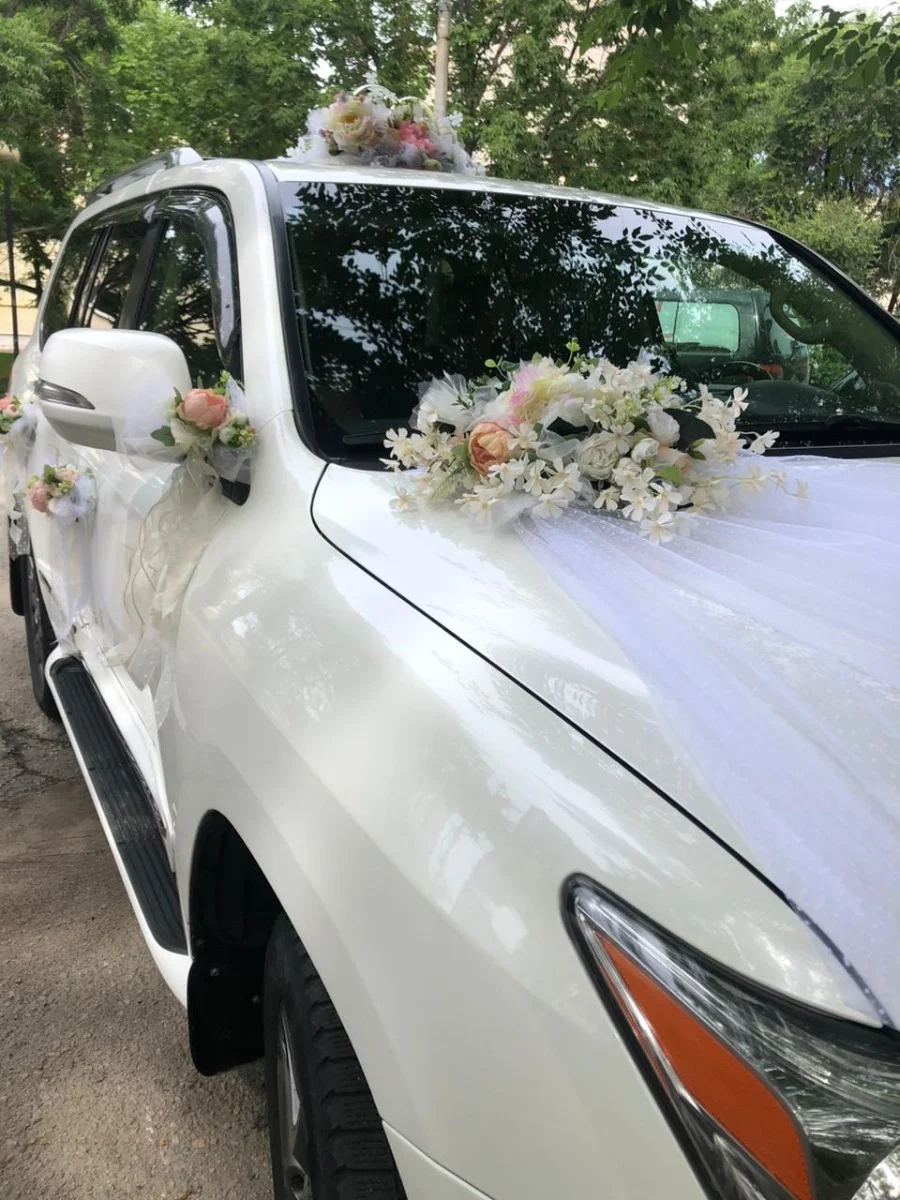Оформление (украшение) свадебной машины цветами